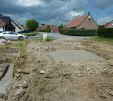Une dalle provisoire a &eacute;t&eacute; coul&eacute;e pour r&eacute;ceptionner la tour &agrave; b&eacute;ton ...
