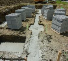 Vue d'ensemble du chantier : la semelle a &eacute;t&eacute; coul&eacute;e, les parpaings ont &eacute;t&eacute; livr&eacute;s sur site