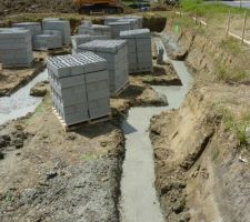 Vue d'ensemble du chantier : la semelle a &eacute;t&eacute; coul&eacute;e, les parpaings ont &eacute;t&eacute; livr&eacute;s sur site