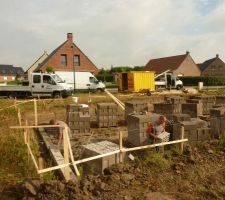 Pose du 1er rand de parpaing du vide sanitaire.
Avec les averses de la nuit, l'&eacute;quipe patauge un peu ...