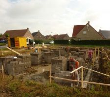 Pose du 1er rand de parpaing du vide sanitaire.
Avec les averses de la nuit, l'&eacute;quipe patauge un peu ...