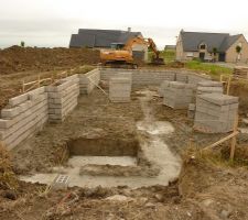 Les fondations du pignon nord-est (garage) ne sont pas encore mont&eacute;es ...