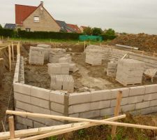 A la fin de la journ&eacute;e, les 7 rangs de parpaings ont &eacute;t&eacute; pos&eacute;s sur les 2/3 des fondations par l'&eacute;quipe de 5 personnes.