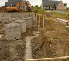 Les fondations du pignon nord-est (garage) ne sont pas encore mont&eacute;es ...