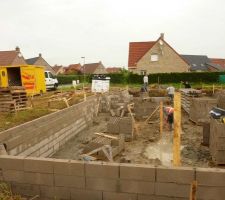 L'&eacute;quipe s'attaque au mur du vide sanitaire sous le futur pignon nord-est