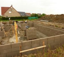 &Ccedil;a monte rapidement ! Mais les orages de la nuit ont transform&eacute; le sol en boue ...
L'&eacute;quipe patauge de nouveau !