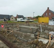 Pendant que le mur du vide sanitaire se termine, les entrevous sont livr&eacute;s !
Il reste le mur de refend central du vide sanitaire.
Quel avanc&eacute;e en seulement 4 jours de boulot !

Bravo &agrave; l'&eacute;quipe !