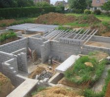 L'élévation de la cave et du vide sanitaire est presque à sa fin.