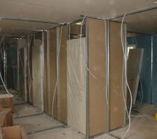 Le couloir de l'etage est en place avec les portes donnant dans chaque piece.