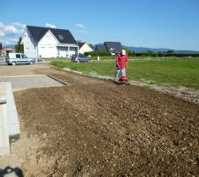 Pépé passant la motoculteur pour la préparation du terrain devant la terrasse