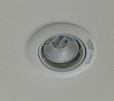 Spot halogène du plafond du RDC installé