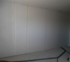 Futur dressing sur toute la longueur du mur de la chambre du rez de chaussé