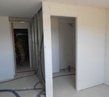 La porte a droite donne accès a la salle de bain privative de la chambre du rez de chaussé