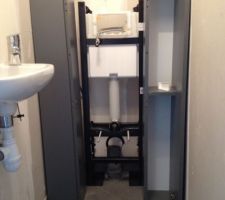 Installation du wc du rez de chaussée bâti suspendu....le meuble en cours d'installation aussi