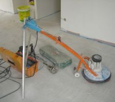Petit coup de ponçeuse sol,sur la chape ,avant de carreler