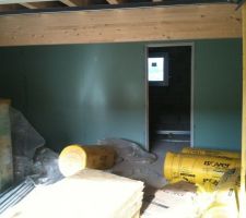 Garage avec porte donnant sur cellier et buanderie