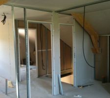 Cloisons de l'étage en cours...vue de notre chambre