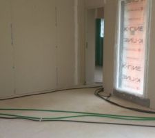 Cot&eacute; salon avec chambre sur la droite
