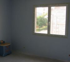 Peinture chambre (2 pans bleus et 2 pans jaunes) de notre petit gar&ccedil;on de bient&ocirc;t 3 ans. Tous ces meubles sont assorties au chevet (lit, armoire, commode et bureau)
le parquets sera de couleur h&ecirc;tre 3 lames