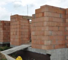 Voici l'elevation des murs la dalle du rez de chaussée sera coulé mardi en raison des pluies le retard s'accumule charpente fin juillet normalement .