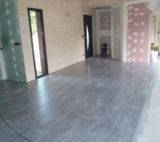 On commence &agrave; voir davantage la maison que le chantier avec le carrelage dans la pi&egrave;ce de vie...