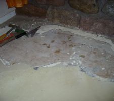 Voici la partie ragreage qui se decolle, il y a un ancien carrelage en dessous. Un conseil, merci je prends !