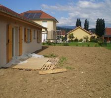 Notre terrasse... provisoire! Histoire d'avoir les pieds sur du dur...