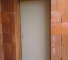 Porte d?entrée en espérant qu'il vont la peindre