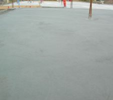 Gros plan sur la dalle du garage.