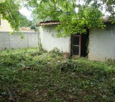 Derri&egrave;re de la maison d&eacute;gag&eacute;e