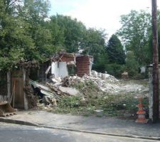 Muret et portail d&eacute;molis