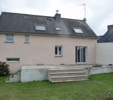 &Eacute;tat des lieux avant les travaux... Une belle dalle d&eacute;j&agrave; toute faite, sur vide sanitaire, qui n'attend plus que l'extension, et une fen&ecirc;tre qui sera ais&eacute;ment transform&eacute;e en porte d'acc&egrave;s.