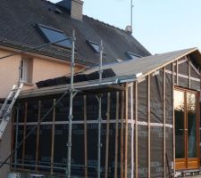 Je passe la main aux couvreurs, qui attaquent par la pose de la volige. Impressionnants de rapidité, même pas le temps de prendre une photo en cours de pose !