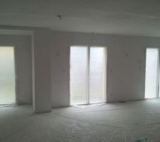 Projection d'une couche d'impression aux murs et plafond