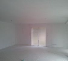 Projection d'une couche d'impression aux murs et plafond