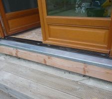 Zoom sur les bavettes en zinc, réalisées sur place par le couvreur. Une alternative très économique aux bavettes alu hors de prix !
