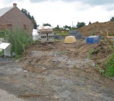 Nouvel accès chantier voisin du premier. Peut être le premier n'est pas suffisant pour l'accès futur de la grue pour les murs?