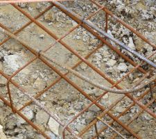 Zoom sur un angle des fondations avec les cadres ligaturés