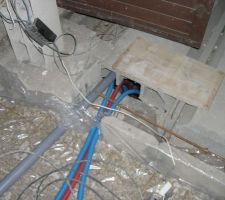 Gaine electrique et per dans a dalle