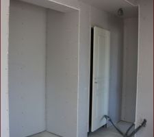 Entrée avec placard et porte des wc