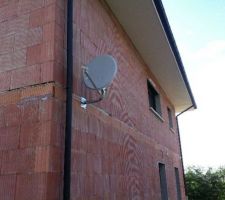 Parabole dehors, antenne dans les combles