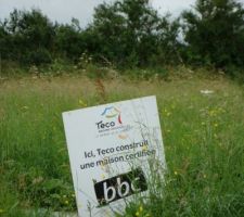 Un joli panneau sur mon terrain. Pas aussi joli que celui du permis de construire mais il donne quand m&ecirc;me le sourire :)