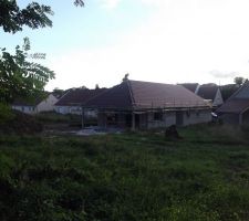 Vue sur arri&egrave;re ds le futur champs des chevaux....