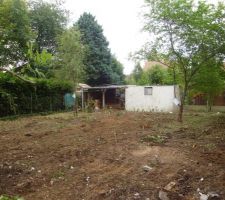 Vue du fond du terrain avec la remise