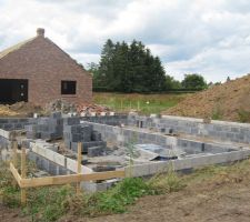 Avancée du jour: le mur de façade pour le vide sanitaire et la préparation de réception des ourdis.