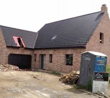 Vue avant avec les menuiseries du rdc et les portes de garage et d'entr&eacute;e