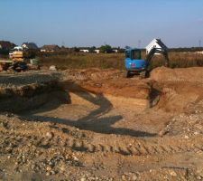 La c le trou trou pour les fondations ! c donc la cave lol! A savoir qu'a gauche du trou ,il y aura le garage mais il n'est pas encore matérialiser vu qui sera sur niveau sol.