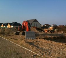 Et la c la gros pèle , jolie non lol
Le gros tas de terre derrière la pèle ai au voisin et oui il est sur notre terrain :(
Ca commence lol