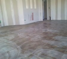 Pose du carrelage salon