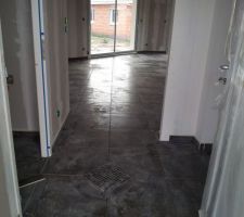 Pose du carrelage entr&eacute;e